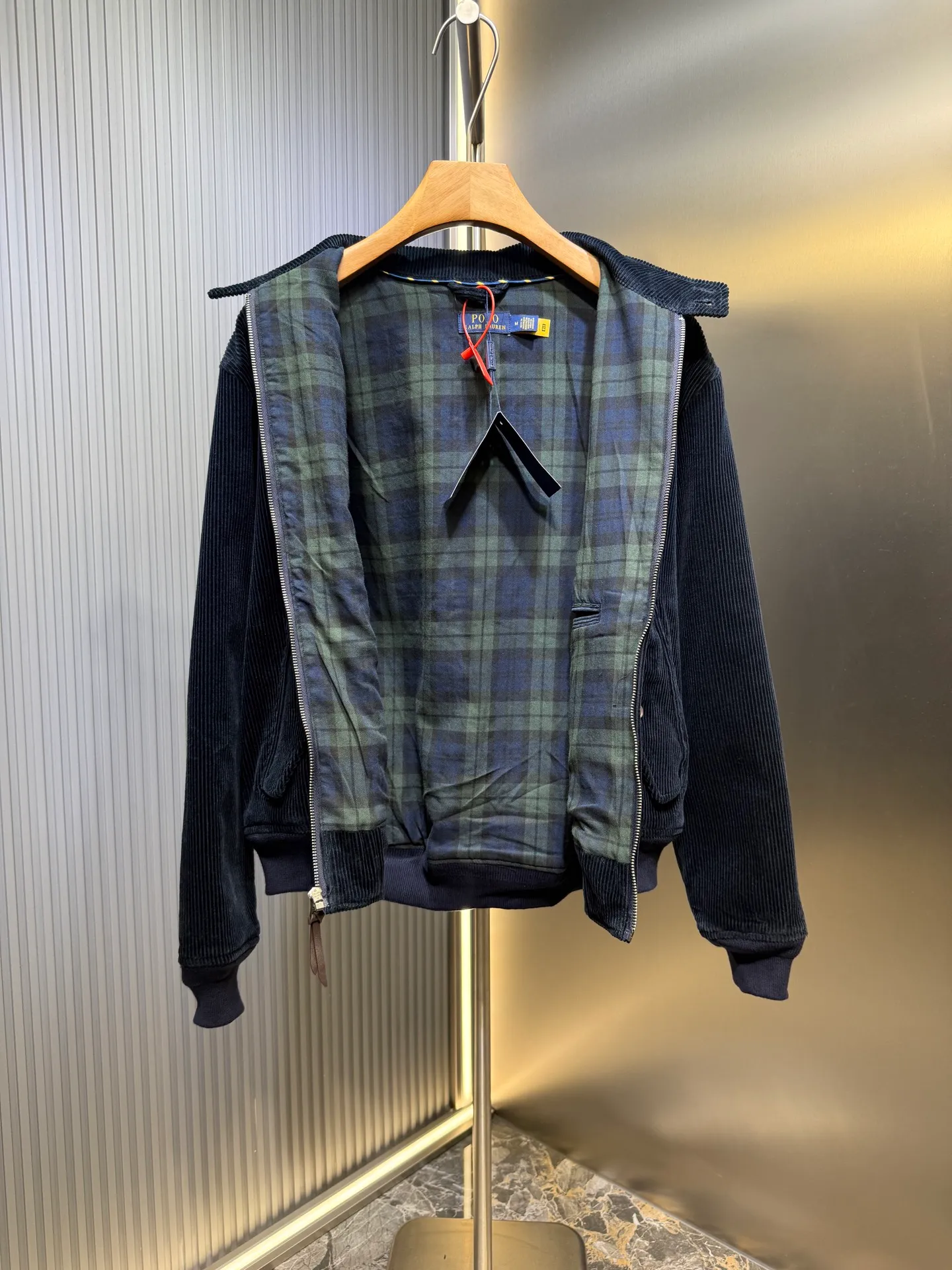 P590 🌟【Top original order】Ralph Lauren embroidered corduroy jacket. Customized wide-ribbed corduroy fabric with clear texture and excellent texture. Comfortable and close to the skin. Elegantly presented with a touch of deep navy blue. Low-key and luxurious. The exquisite red pony logo is embellished, igniting the overall vitality and passion. The stand-up collar design is simple and elegant. When the light fades, it shows subtle changes in luster and is intertwined with the undulations of the wide ribs. The jacket is infused with a fresh soul and has extremely high matching flexibility. Process 1: Using imported machine embroidery technology, using advanced computer control systems and precision mechanical components to achieve the iconic pony embroidery operation with high precision and smooth and delicate lines. Process 2: Template machine bag opening. The preset template guides the position, shape and size of the bag opening. The accuracy ensures the quality of the bag opening effect. Process 3: Infrared positioning cutting machine uses infrared transmitters and infrared receivers to achieve precise positioning of materials. The accuracy can reach the micron level to meet the effect of high-precision cutting of plaid alignment. Process 4: The fabrics are washed carefully and have better hand texture. Not easy to deform, not easy to shrink, not easy to fade, and maintain long-term beauty. Accessories: Customized 1:1 Ralph Lauren horn buckle Customized 1:1 Ralph Lauren bronze puller Customized 1:1 Dark brown leather lanyard Customized 1:1 Ralph Lauren trademark Version: Loose version Size: S M L XL